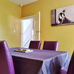 Holiday home Perry Road, Beautiful Large House Available For Guests And Contractors Parking Wifi, Nottingham
